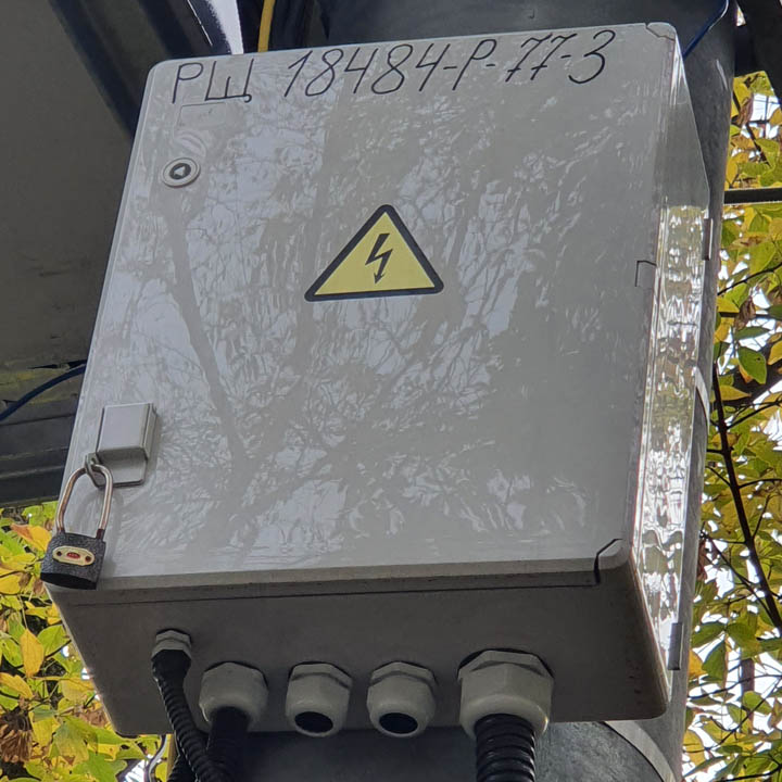 PP3004 пластиковый шкаф с непрозрачной дверью